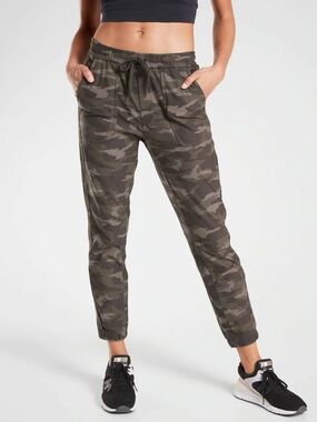 Athleta Camo Farallon Jogger Women’s Size 8